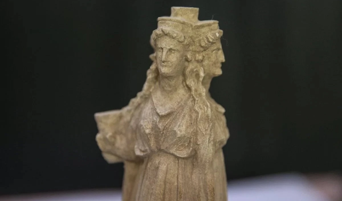 Estatua tricéfala de diosa Hécate.