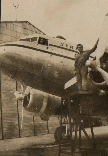  El abuelo materno del autor posa junto a un motor que arregló en el aeropuerto de Damasco.