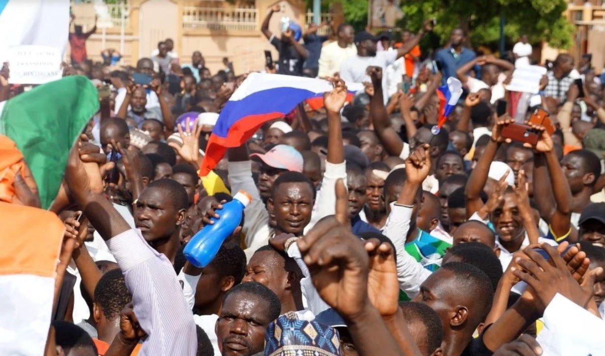 Manifestantes en Níger apoyan al Consejo Militar.