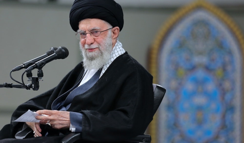 El Líder Supremo de la Revolución iraní, Sayyed Ali Khamenei, aplaudió las medidas de la política exterior y comunicación con los vecinos del actual gobierno. 