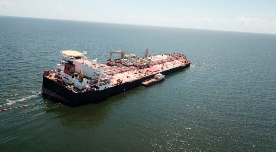 Italia envía 330 mil barriles de gasolina a Venezuela