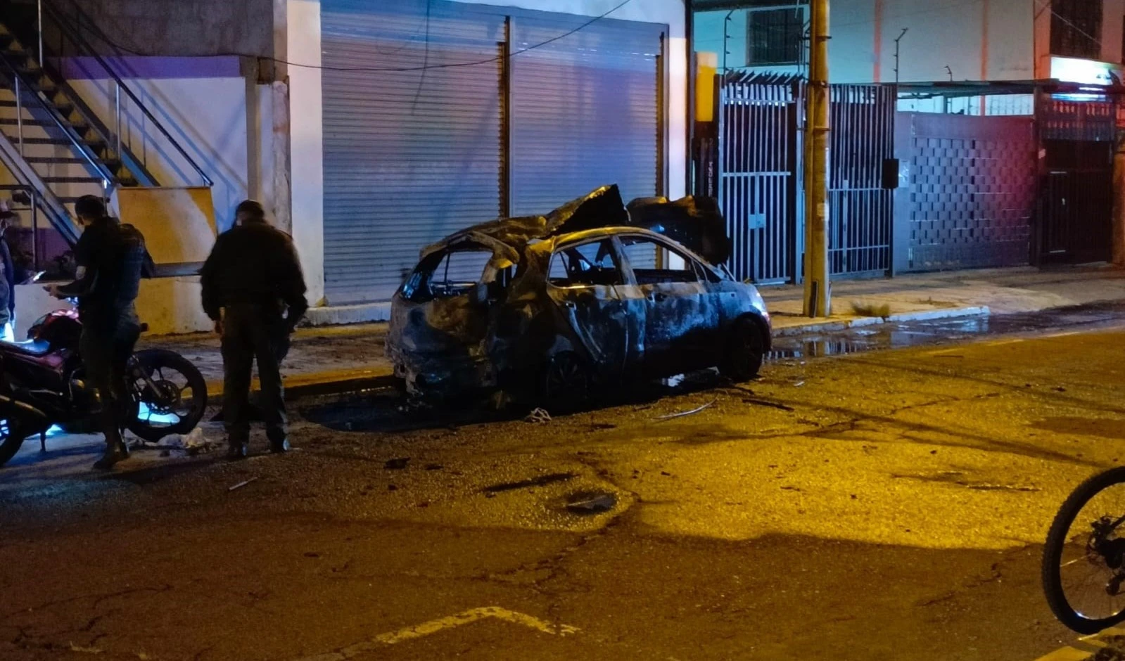 Al interior del automóvil fueron hallados restos de dos cilindros de gas y tacos de dinamita.