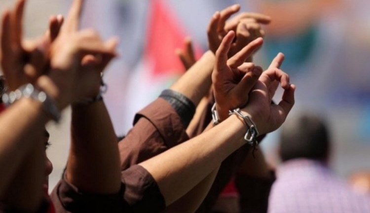 Cuatro prisioneros palestinos continúan en huelga de hambre