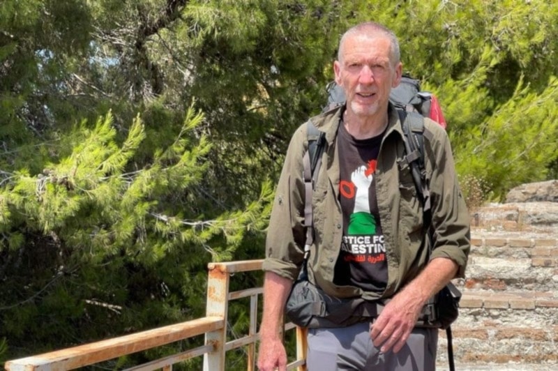 Activista inglés ha caminado 2,200 millas en dirección a Palestina