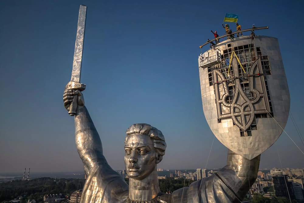 Ucrania reemplaza la hoz y el martillo por un tridente en Kiev. Foto: AFP. 