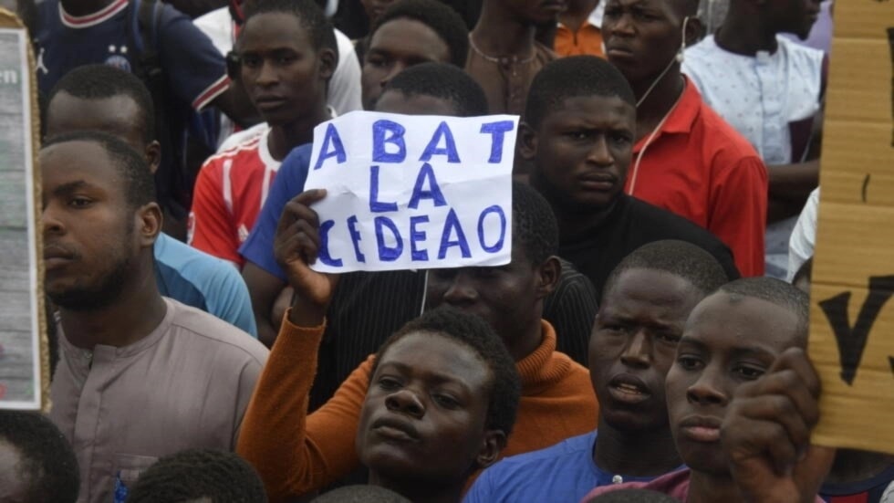 El pueblo de Níger está enojado tras las sanciones impuestas al país por el grupo CEDEAO.