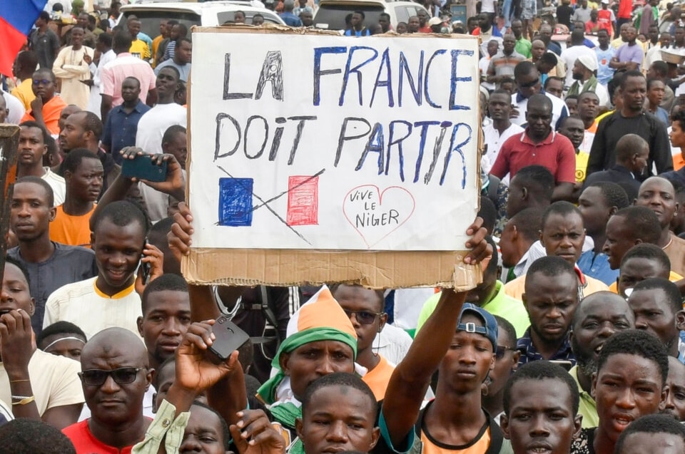 La población nigerina protesta contra la injerencia extranjera y el colonialismo francés. 