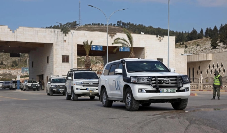 Vehículos de la ONU toman el paso fronterizo de Bab al-Hawa hacia el noroeste de Siria.