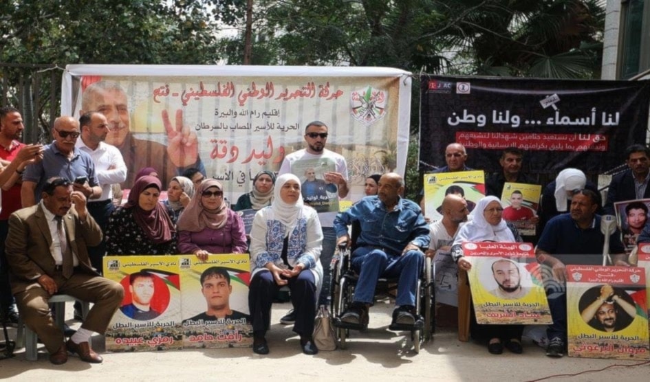 Familiares de los prisioneros realizaron una sentada frente a la sede de la Cruz Roja en la ciudad de Al-Bireh, en Cisjordania, para apoyar a los detenidos. 