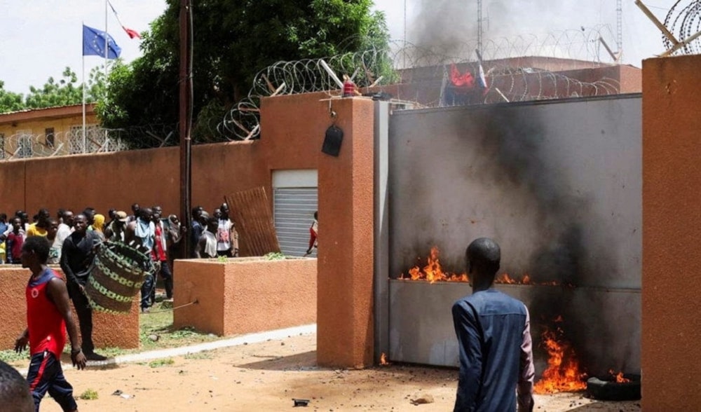 Manifestantes en Níger atacaron la embajada francesa en Niamey.