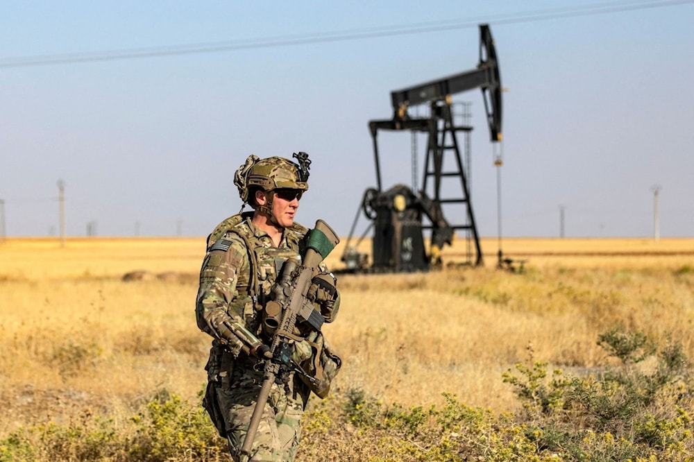 Soldado de la ocupación estadounidense patrulla un pozo de petróleo sirio en Hasakah, 14 de junio 2023. (Foto: AFP)