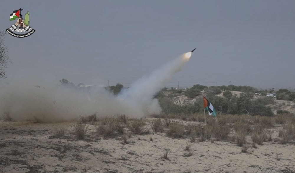 Escena del lanzamiento de un misil como parte de la maniobra Cuatro Pilares Extremos, de las facciones palestinas. 