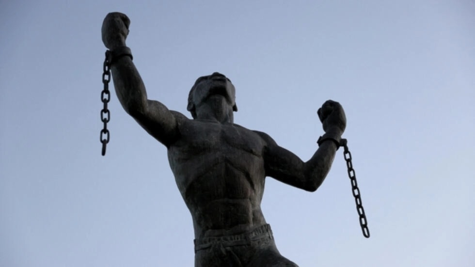 Estatua de la Emancipación que simboliza la ruptura de las cadenas de la esclavitud en el momento de la liberación. Está ubicada en Bridgetown, Barbados.