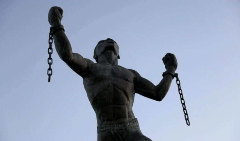 Estatua de la Emancipación que simboliza la ruptura de las cadenas de la esclavitud en el momento de la liberación. Está ubicada en Bridgetown, Barbados.