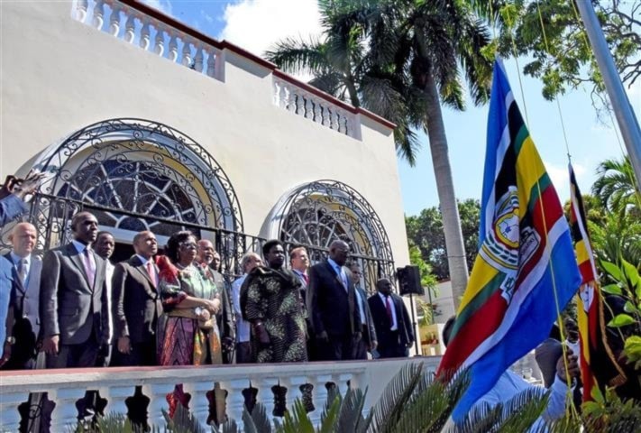 Los vicepresidentes de Cuba, Salvador Valdés, y de Uganda, Jessica Alobo, reinauguraron la embajada del país africano en la isla cubana.