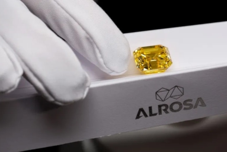 Bloomberg: El G7 planea prohibir las importaciones de diamantes rusos