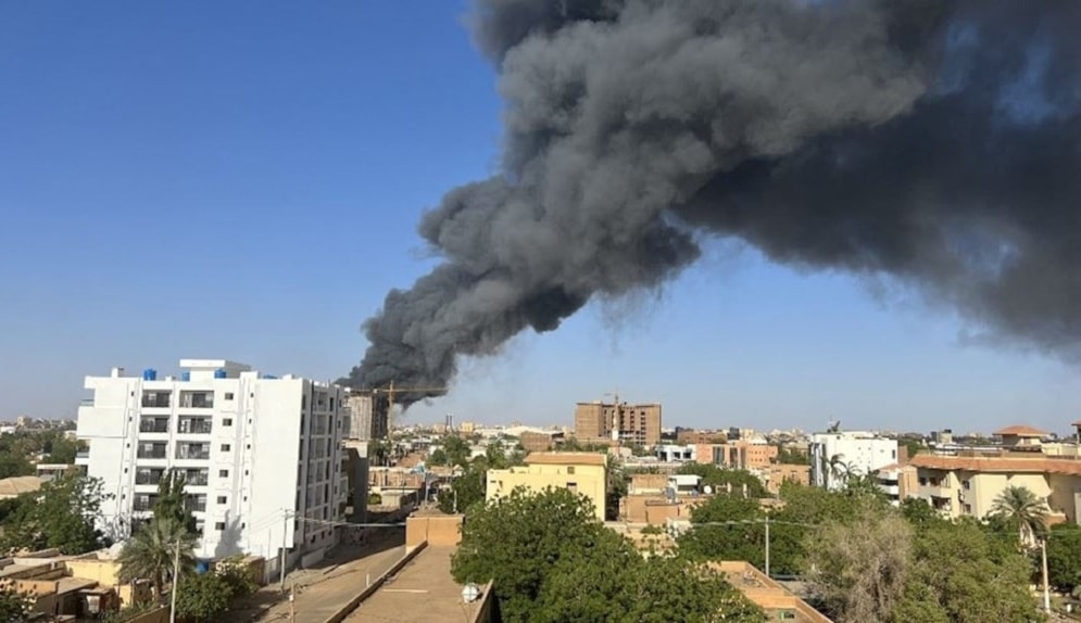Incendios en Khartum tras violentos bombardeos entre bandos