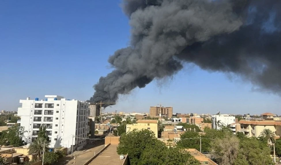 Incendios en Khartum tras violentos bombardeos entre bandos