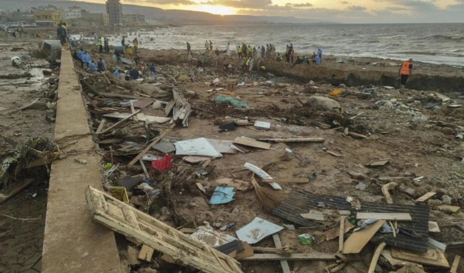 Rescatistas y familiares buscan los cuerpos de las víctimas de las inundaciones en la Corniche de la ciudad de Derna, Libia.