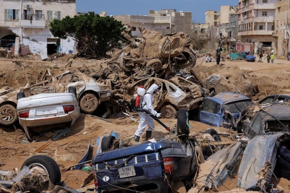 Los equipos de control de epidemias trabajan en las zonas afectadas de la ciudad de Derna ante los crecientes temores de propagación de enfermedades tras las inundaciones. 