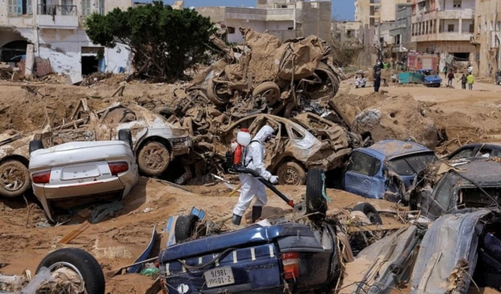 Los equipos de control de epidemias trabajan en las zonas afectadas de la ciudad de Derna ante los crecientes temores de propagación de enfermedades tras las inundaciones.