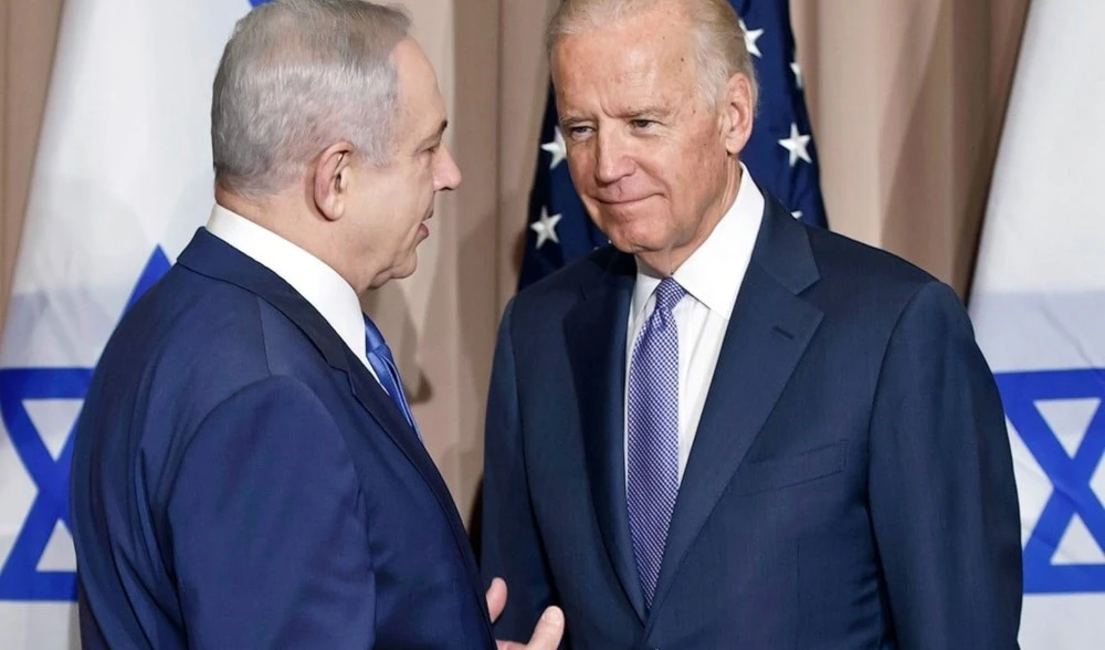 El primer ministro israeli, Benjamín Netanyahu, conversa con el presidente de Estados Unidos, Joe Biden.