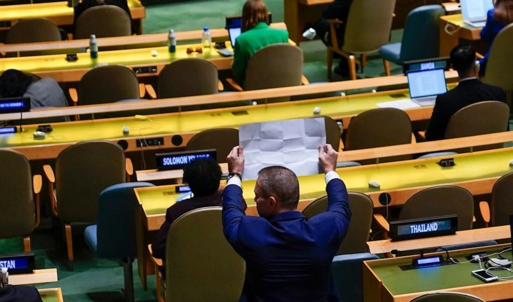 El representante de la ocupación israelí ante las Naciones Unidas, Gilad Erdan, rechaza discurso del presidente iraní, Ebrahim Raisi. El representante de la ocupación israelí ante las Naciones Unidas, Gilad Erdan, rechaza discurso del presidente iraní, Ebrahim Raisi.