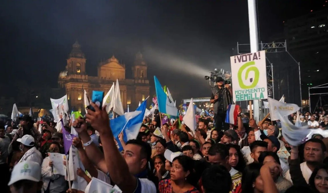 Seguidores del presidente electo de Guatemala, Bernardo Arévalo.