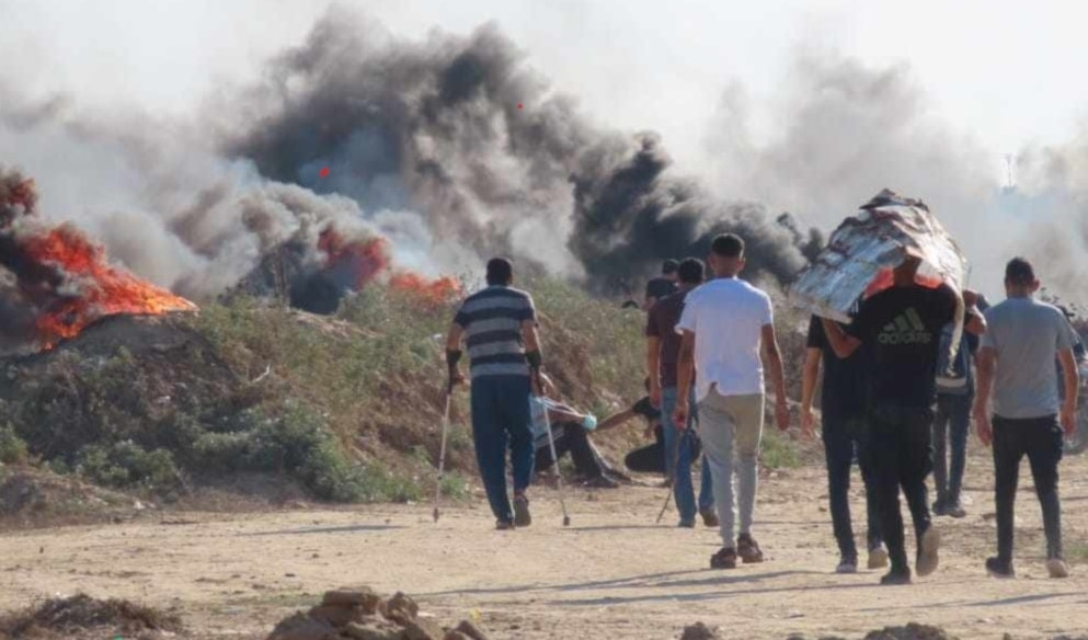 Las fuerzas de ocupación reprimen a los jóvenes palestinos que se manifiestan en el este de la Franja de Gaza.