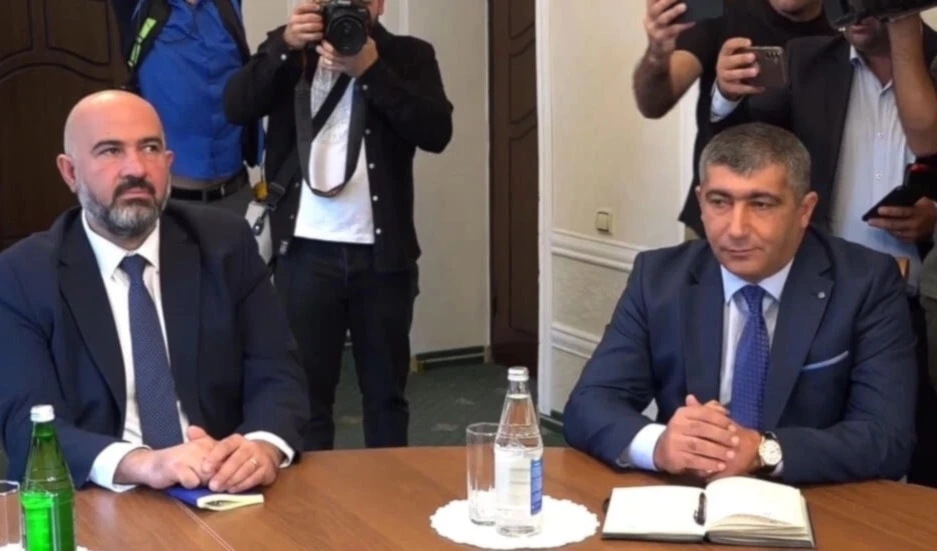 El representante de la Asamblea Nacional de Nagorno-Karabaj, David Melkomyan (I), durante una reunión con la delegación de Azerbaiyán.