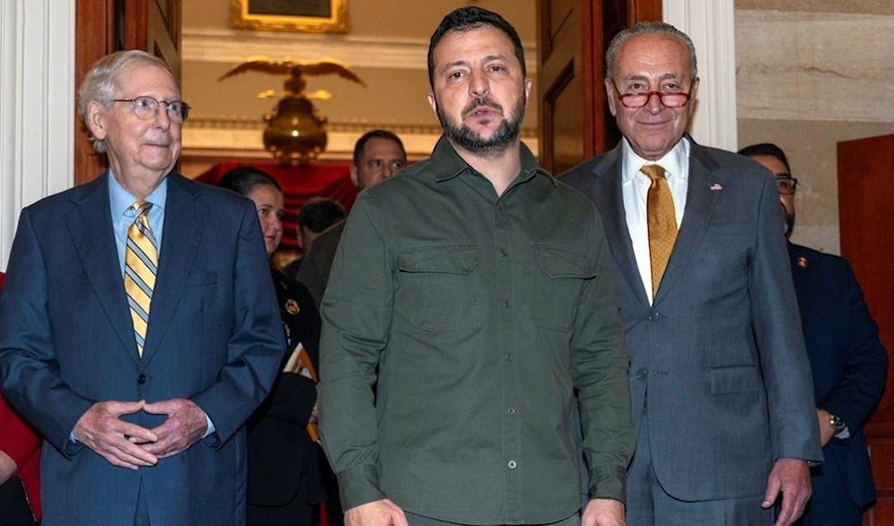 Senador Mitch McConnell (Izq.) , Zelensky , Senador Chuck Schumer (Der.), 21 de septiembre 2023. (Foto: AP)