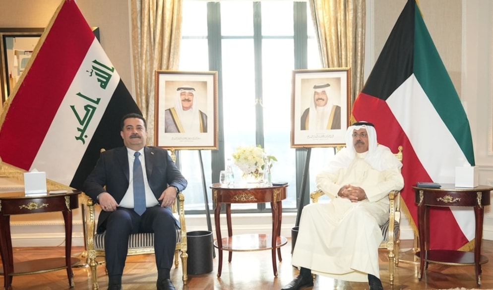 El primer ministro kuwaití, Ahmed Nawaf Al-Ahmad Al-Sabah (I), durante el encuentro con su homólogo iraquí, Muhammad Shiaa Al-Sudani  (D) en Nueva York.