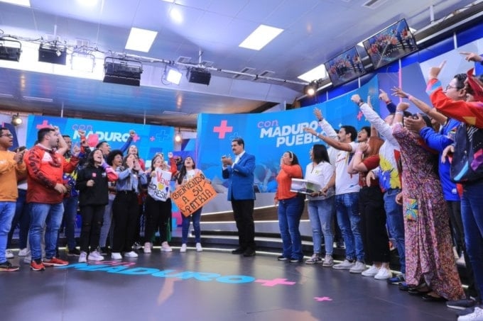 El presidente reunió en el estudio una representación de esos jóvenes que hoy construyen el futuro que sueña Venezuela. 