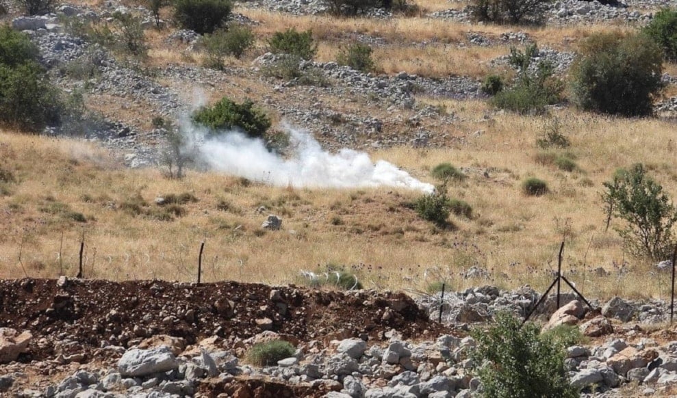 Las fuerzas de ocupación israelíes lanzaron bombas de humo y sonido contra miembros del ejército libanés.