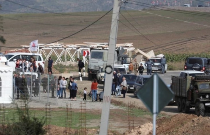 Ya en Armenia, primer grupo de refugiados procedente de Karabaj.