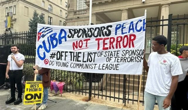 Alrededor de una centenar de representantes de organizaciones políticas, pacifistas y solidarias acudieron frente a la embajada cubana en Washington DC.
