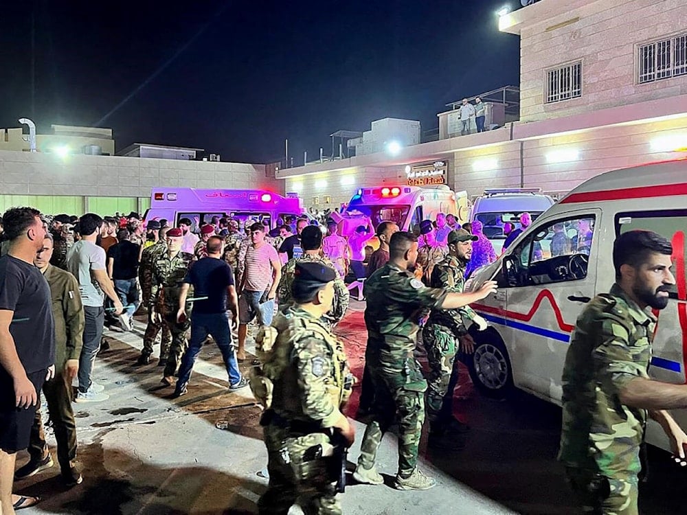 Al hospital principal de Hamdaniyah, al este de Mosul, llegaron varias ambulancias tras el fatal incendio en una boda durante la noche del 26 al 27 de septiembre de 2023. Foto: AFP