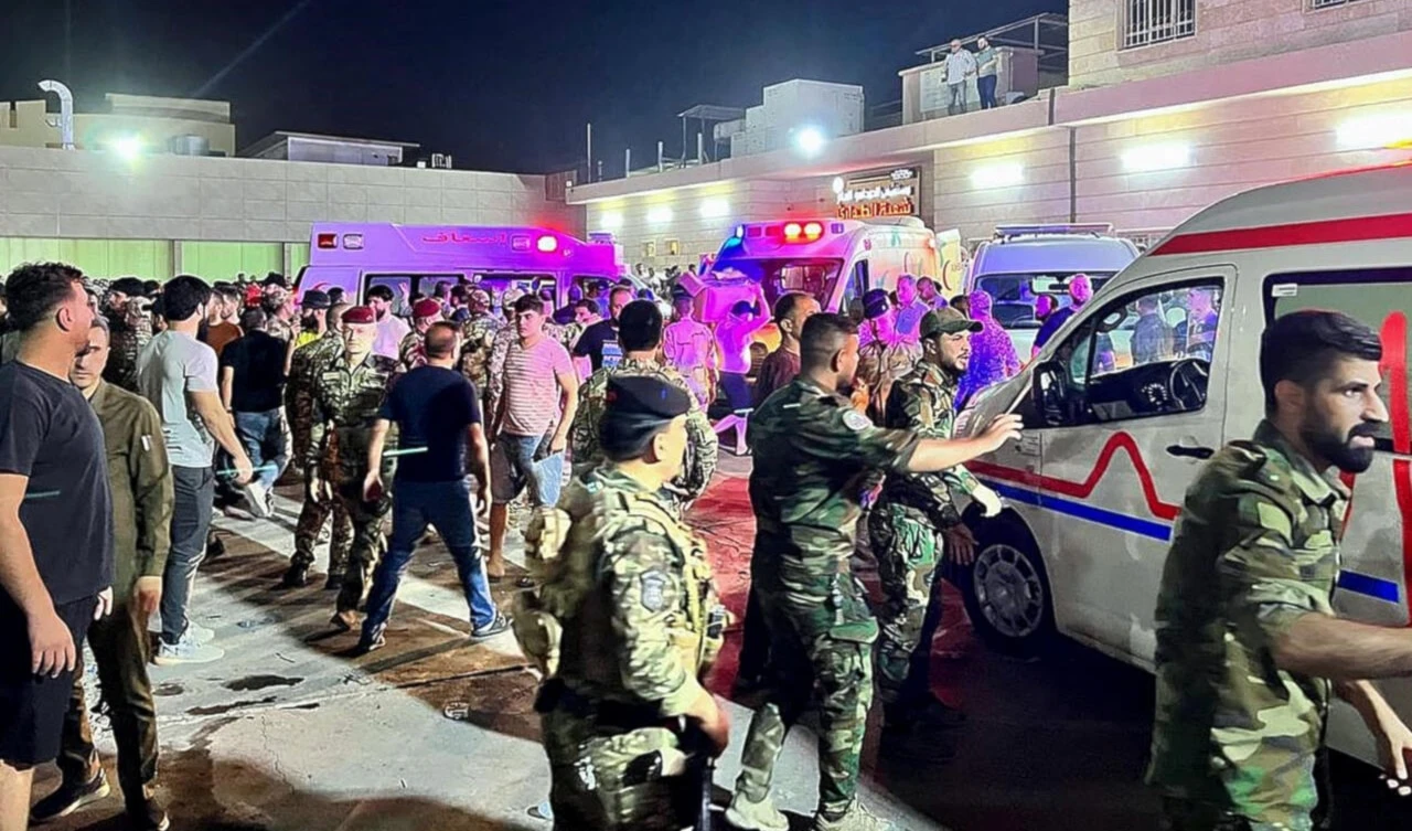 Al hospital principal de Hamdaniyah, al este de Mosul, llegaron varias ambulancias tras el fatal incendio en una boda durante la noche del 26 al 27 de septiembre de 2023. Foto: AFP