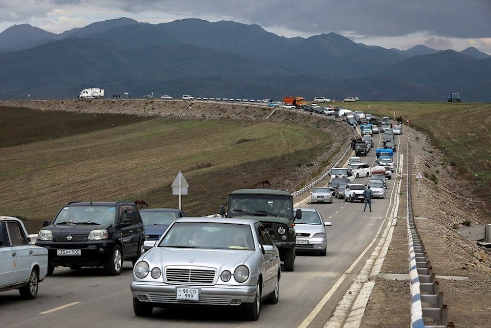 Un convoy de coches civiles de origen armenio se desplazan del Nagorno-Karabaj hacia Kornidzor. 26 de septiembre 2023. (Foto: AP)