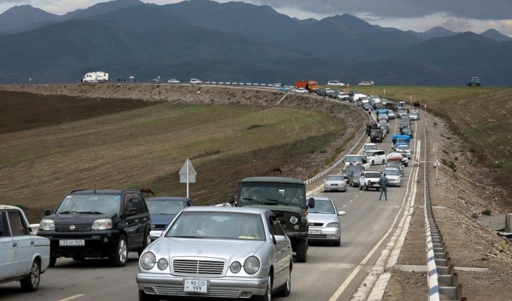 Un convoy de coches civiles de origen armenio se desplazan del Nagorno-Karabaj hacia Kornidzor. 26 de septiembre 2023. (Foto: AP)