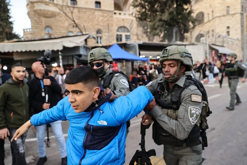 Fuerzas israelíes detiene a un menor palestino.