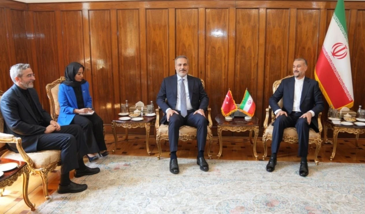 Canciller de Irán recibe a su homólogo de Turquía