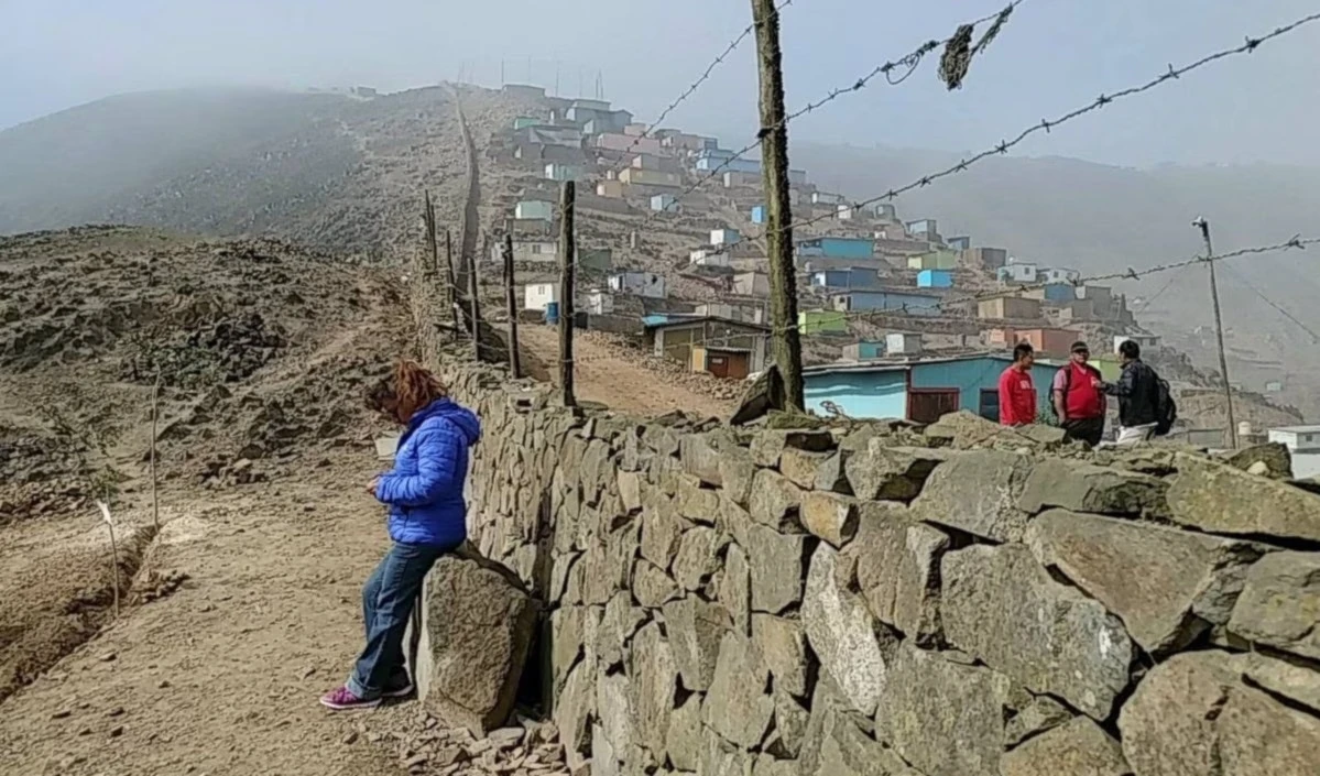 Comenzó a ser derribado el "muro de la vergüenza" en Lima, Perú,