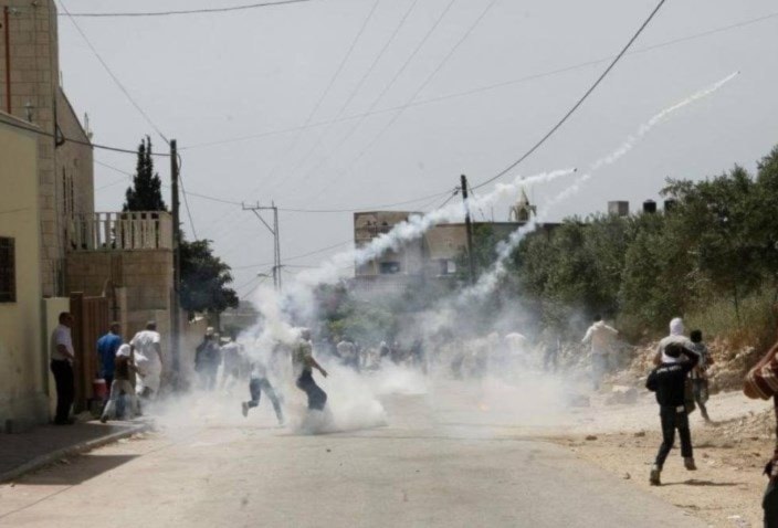 En las gobernaciones de Cisjordania estallaron violentos enfrentamientos y las fuerzas de ocupación lanzaron balas de goma y gases lacrimógenos.