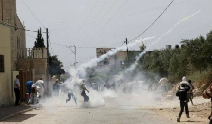 En las gobernaciones de Cisjordania estallaron violentos enfrentamientos y las fuerzas de ocupación lanzaron balas de goma y gases lacrimógenos.