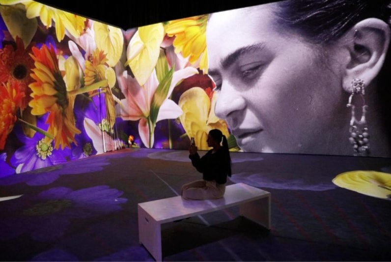 Exposición inmersiva de pinturas de Frida Khalo en Brasil