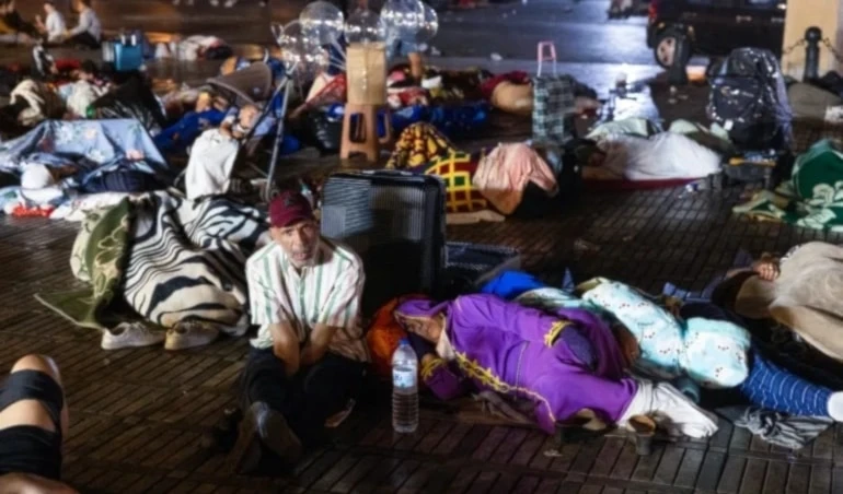 Los residentes se refugian al aire libre tras el terremoto por temor a nuevas réplicas.