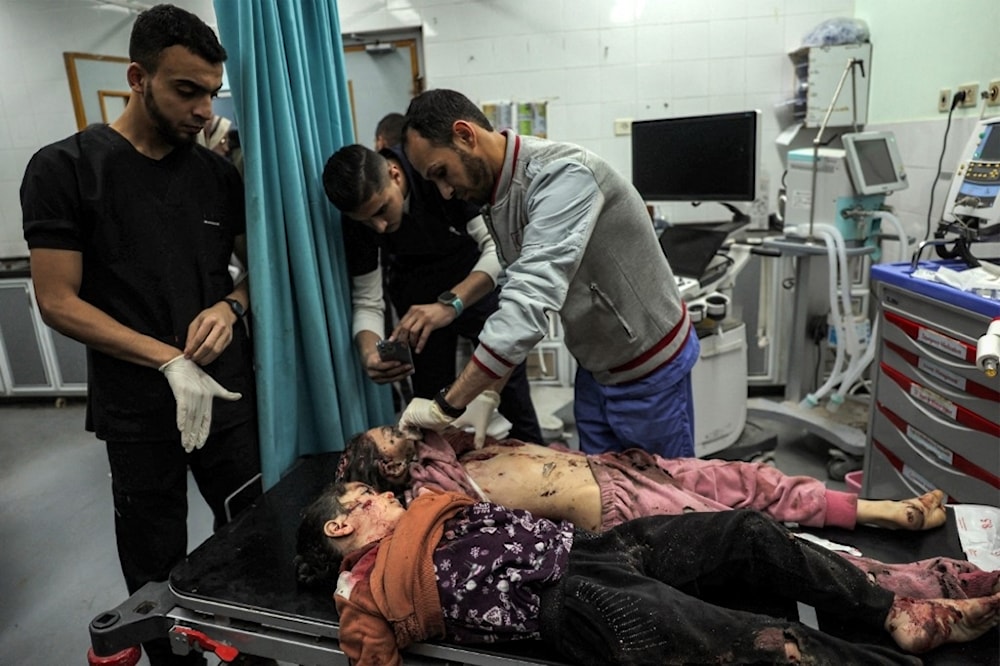 Varias personas, en su mayoría niños, salieron lesionados de un ataque con dron a una casa en el campo de refugiados de Al-Maghazi, en el centro de Gaza.