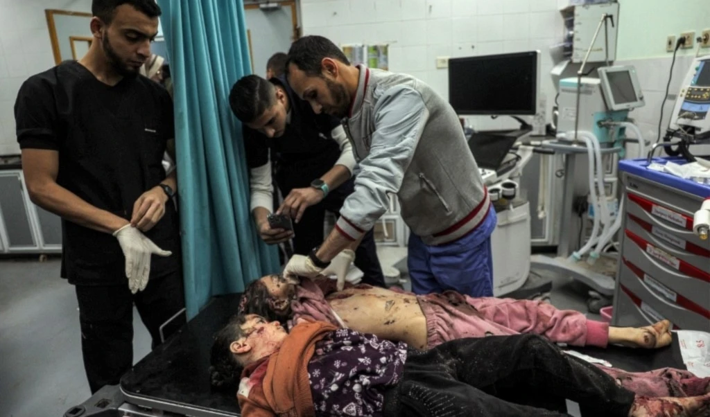 Varias personas, en su mayoría niños, salieron lesionados de un ataque con dron a una casa en el campo de refugiados de Al-Maghazi, en el centro de Gaza.