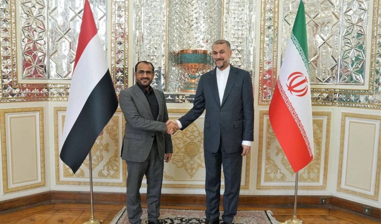 El ministro de Asuntos Exteriores de Irán, Hossein Amir Abdullahian, recibe al portavoz oficial del movimiento Ansar Allah y jefe de la delegación negociadora de Yemen, Mohammad Abdul Salam.